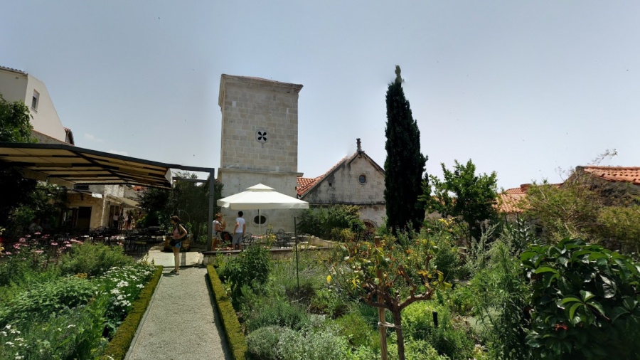 Srednjovjekovni samostanski mediteranski vrt Sv. Lovre