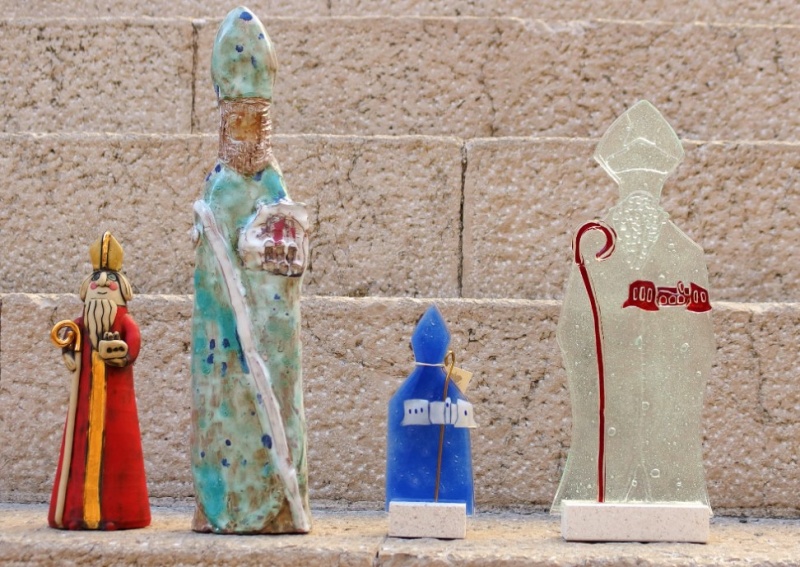 Ajándéktárgyak Dubrovnikból és a régióból, a környező Szent Blaise-szobor
