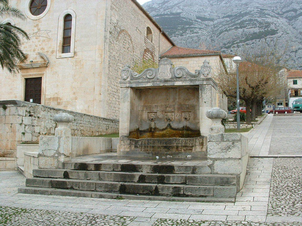 Česma na Trgu fra Andrije Kačića Miošića, Makarska