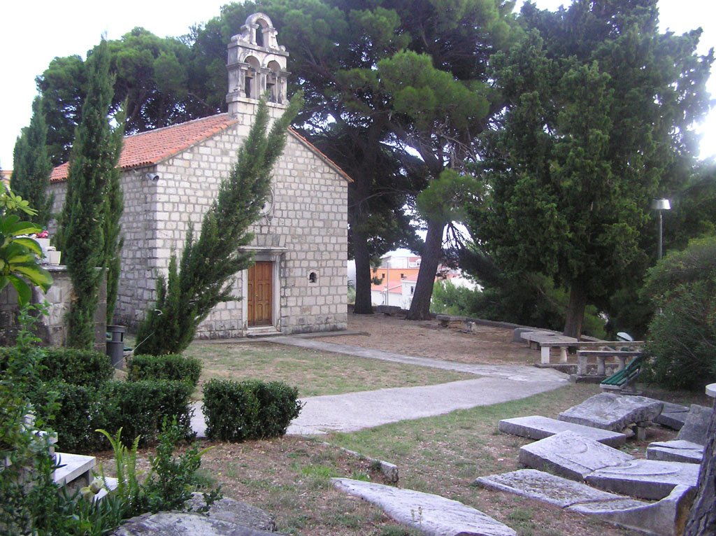 Crkva male gospe i groblje tucepi