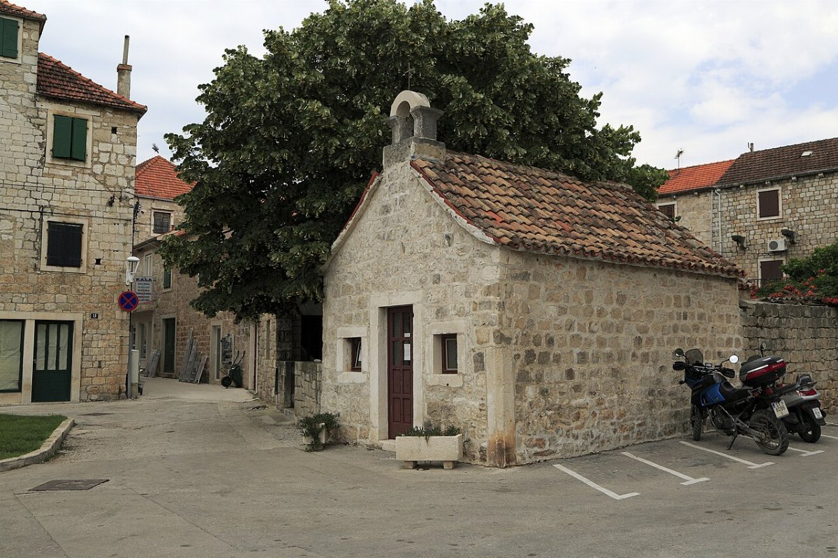 Crkva sv. Ante, Postira