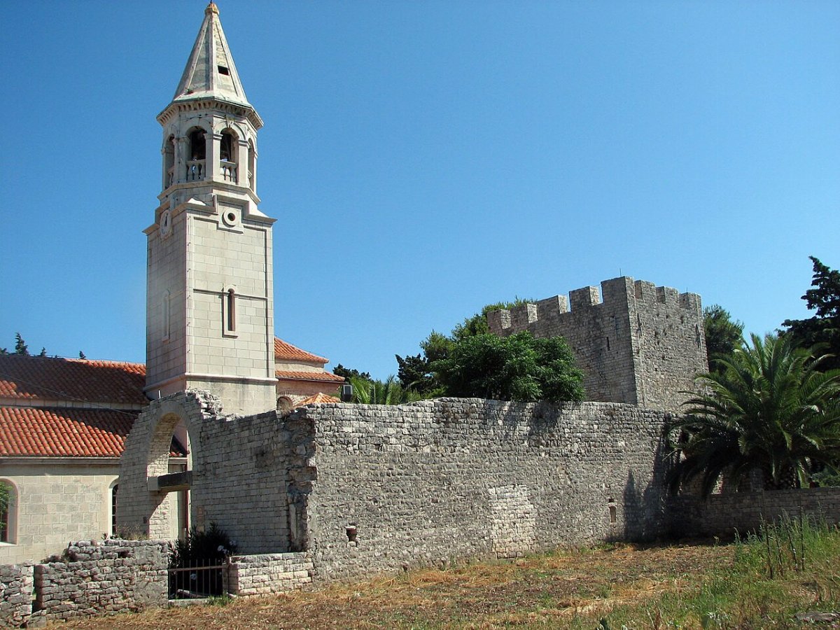 Crkva sv. Ivana Krstitelja i kaštel, Povlja