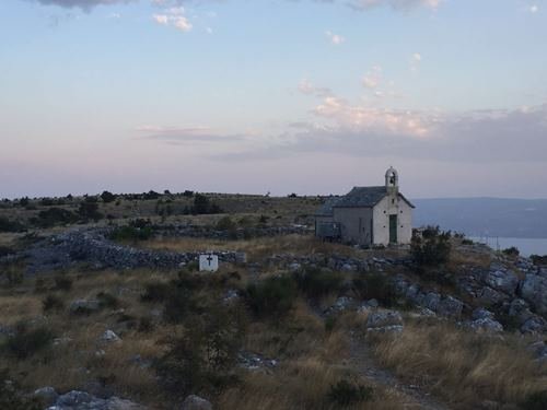 Crkva sv. Jurja na Vršini, Podstrana