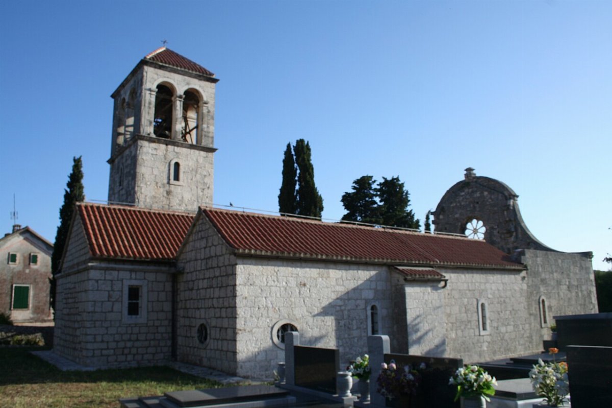 Crkva sv. Jurja sa župnim kućama, Drvenik Veliki