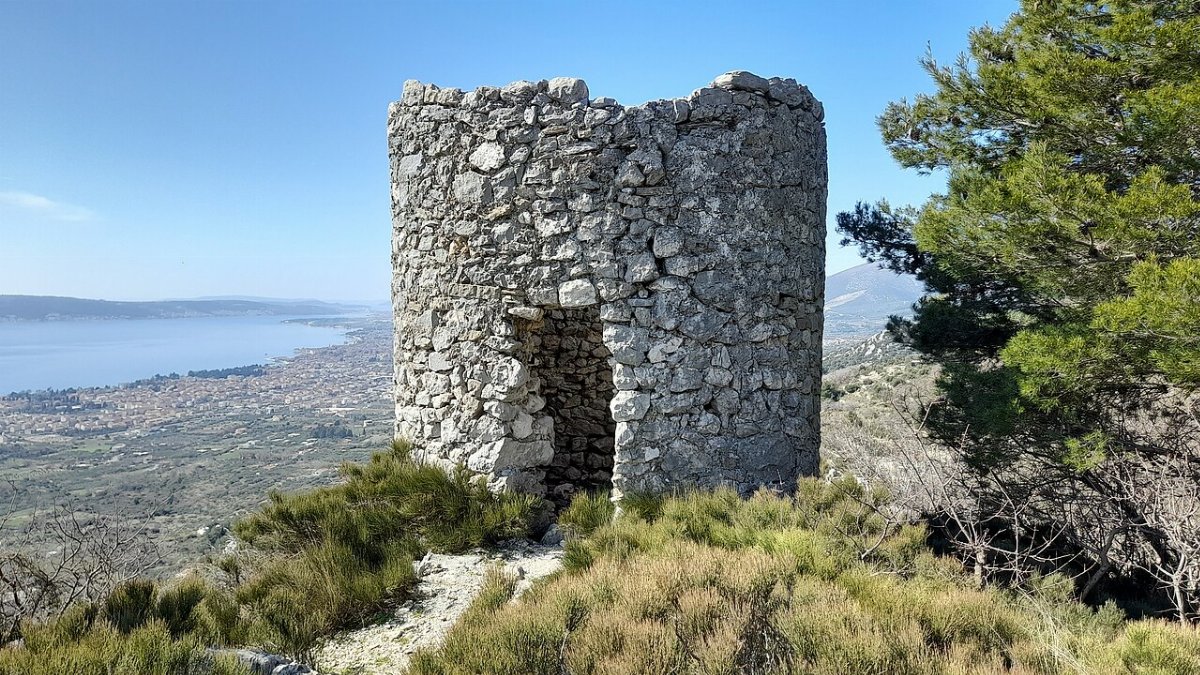 Crkva sv. Mihovila od Lažana i kula na Krugu, Kaštel Kambelovac