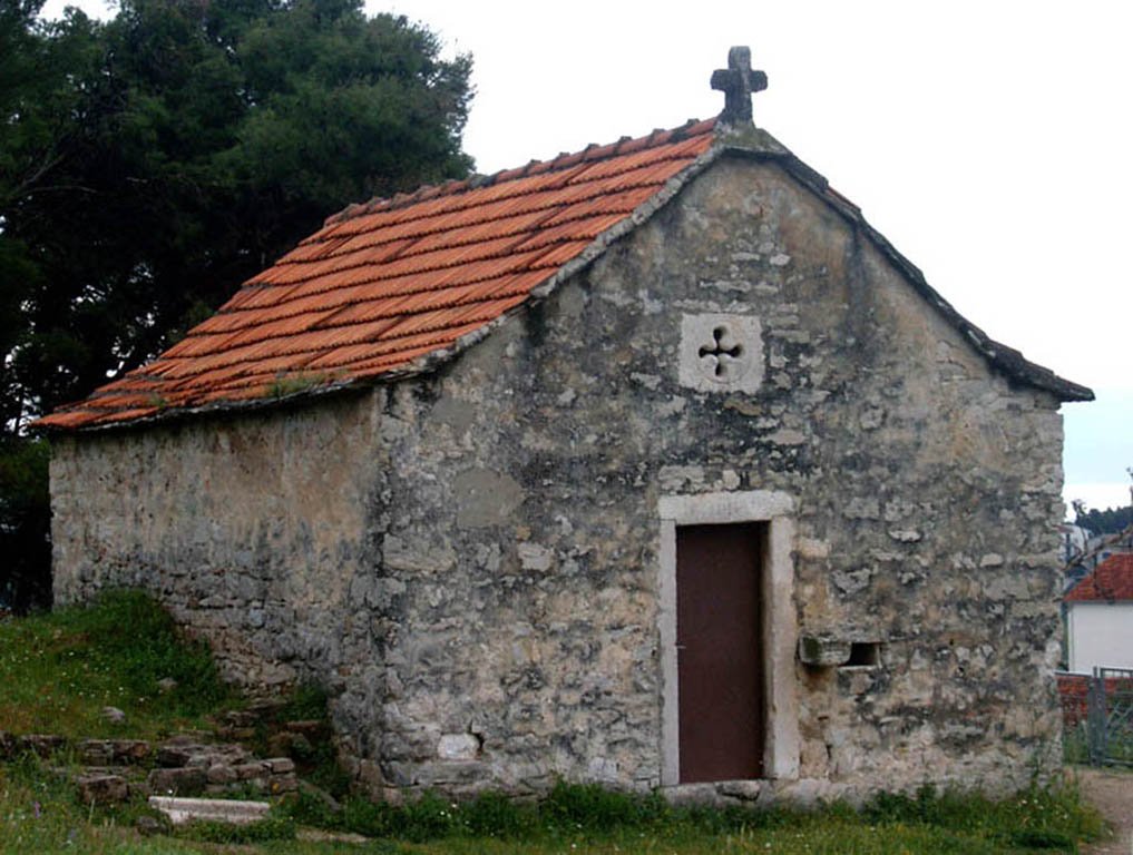 Crkva sv. Petra na Kamenu, Kamen