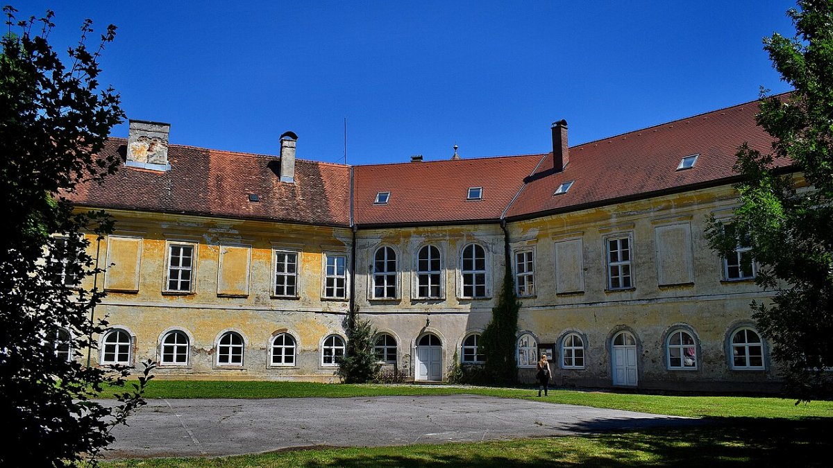 Dvorac na trgu hrvatske kraljice jelene sveti kriz zacretje