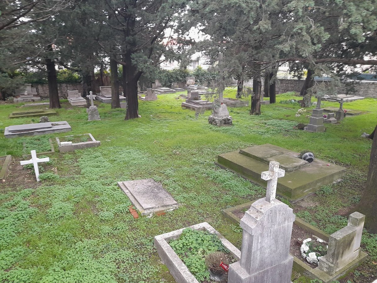 Groblje na Stupima, Kaštel Lukšić