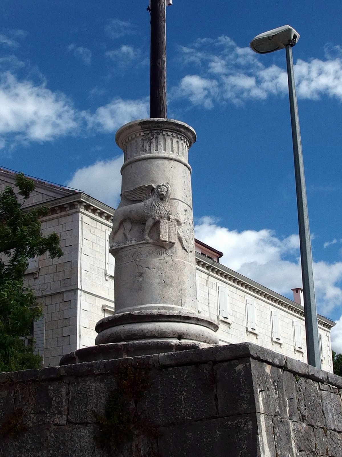 Kameni štandarac, Nerežišća
