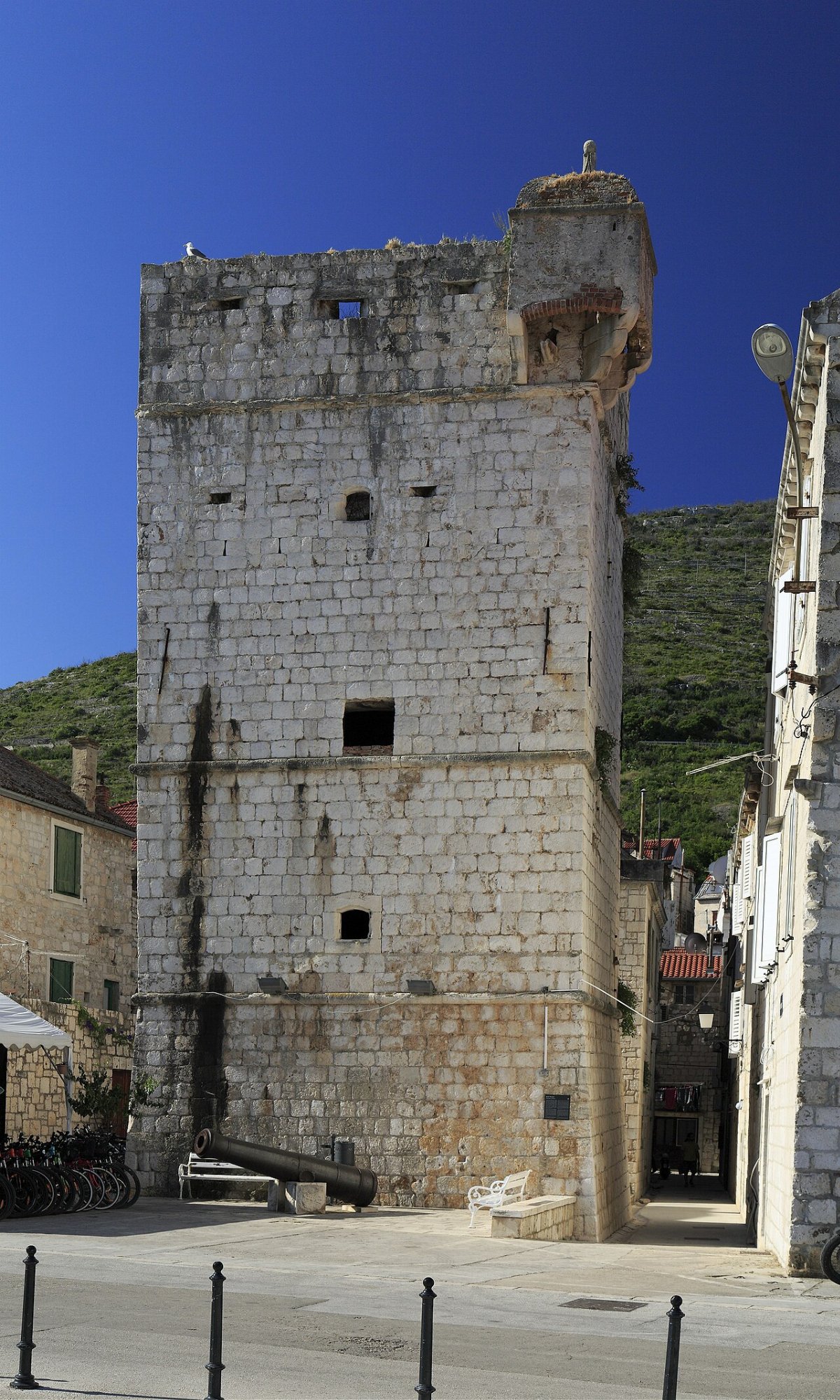 Kula Perasti, Vis