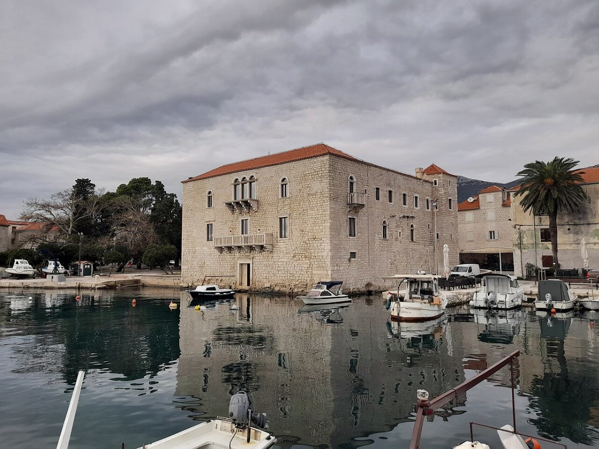 Ljetnikovac obitelji Vitturi, Kaštel Lukšić