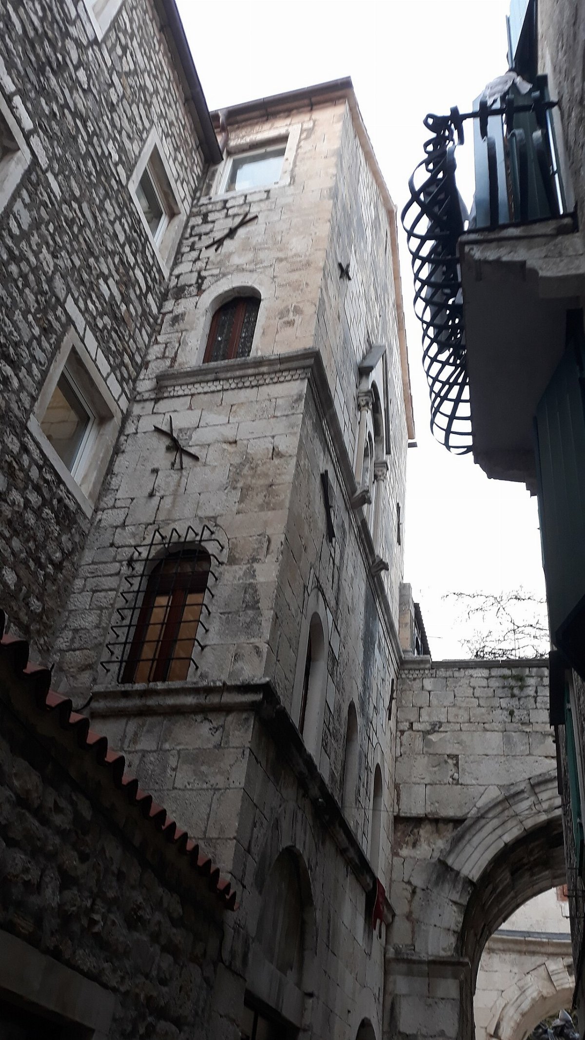 Palača kraj Zlatnih vrata, Split