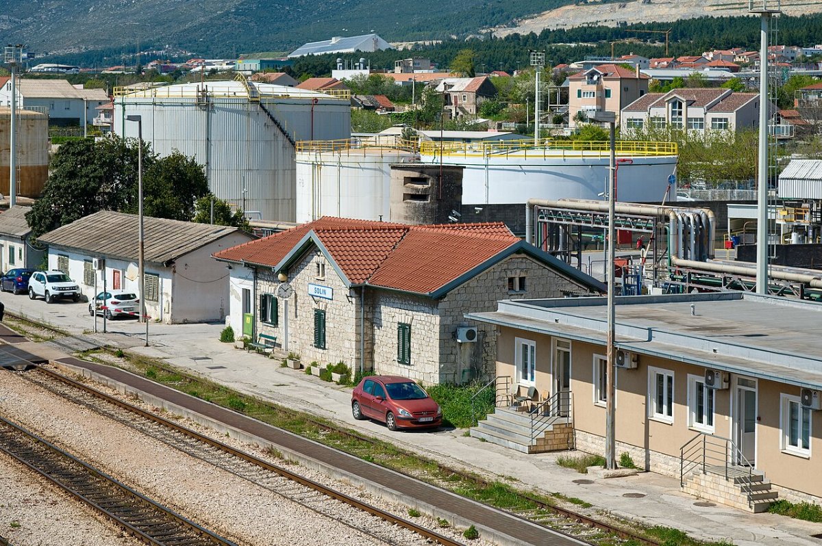Prijemna zgrada na željezničkoj postaji Solin