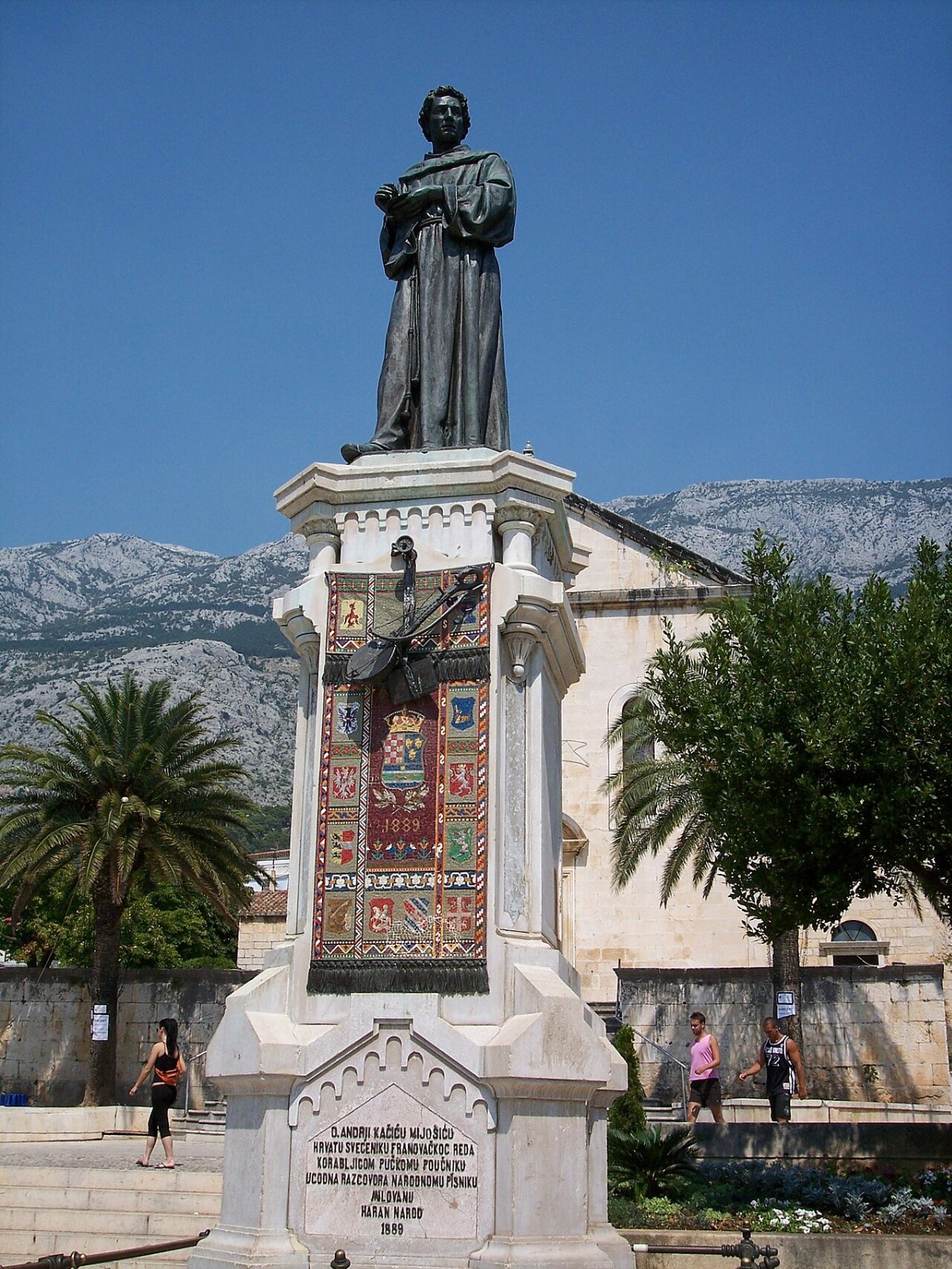 Spomenik fra Andriji Kačiću Miošiću, Makarska