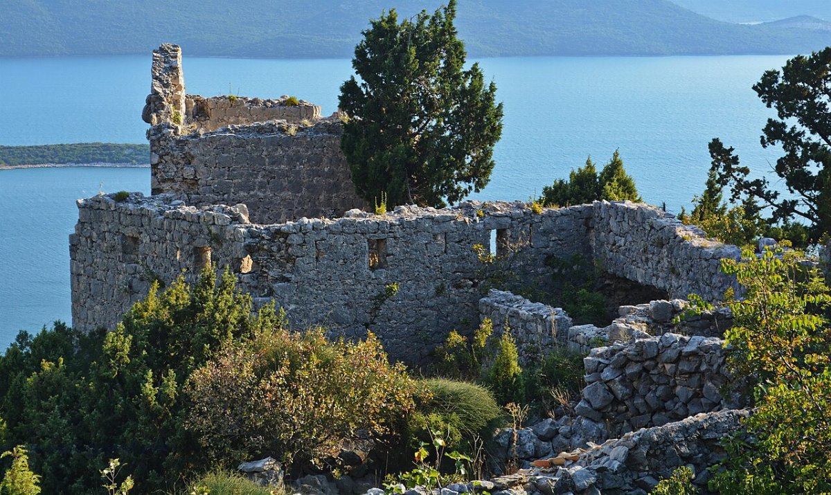 Utvrda smrdan grad s crkvom gospe velike slivno ravno