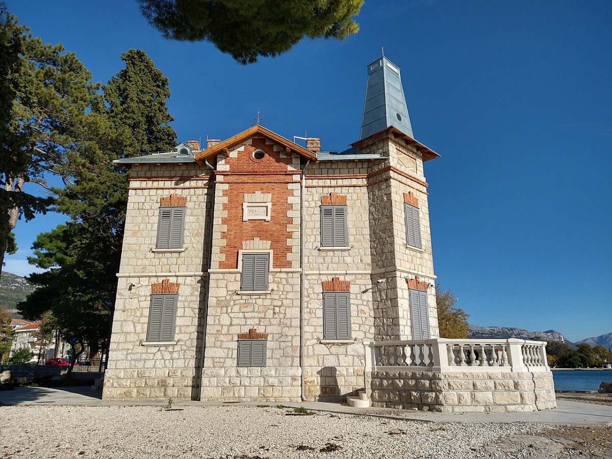 Vila Nika, Kaštel Stari