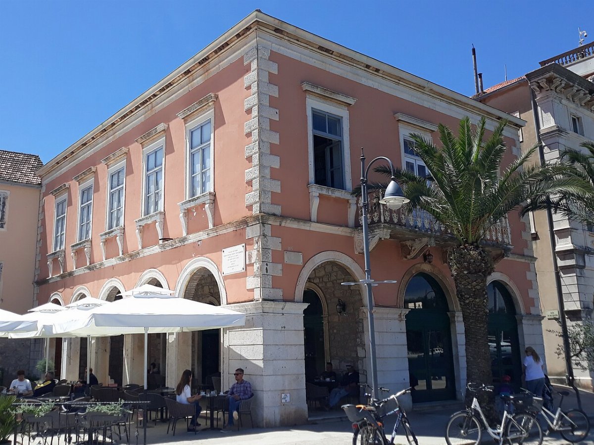 Zgrada hrvatskog doma stari grad