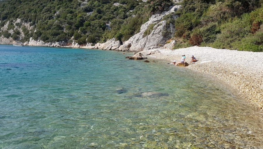 Plaža između Supetarske drage i Lopara, Kozica