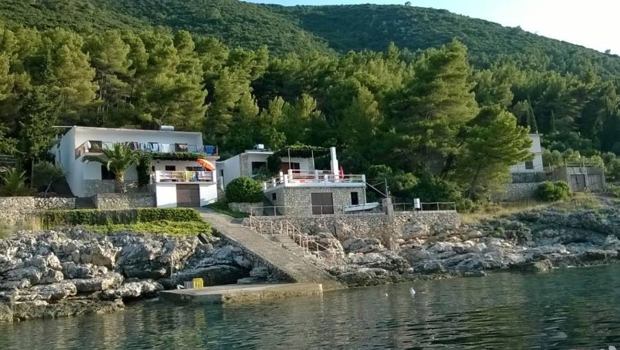 Plaža ispred kuće Đina – Otok Hvar