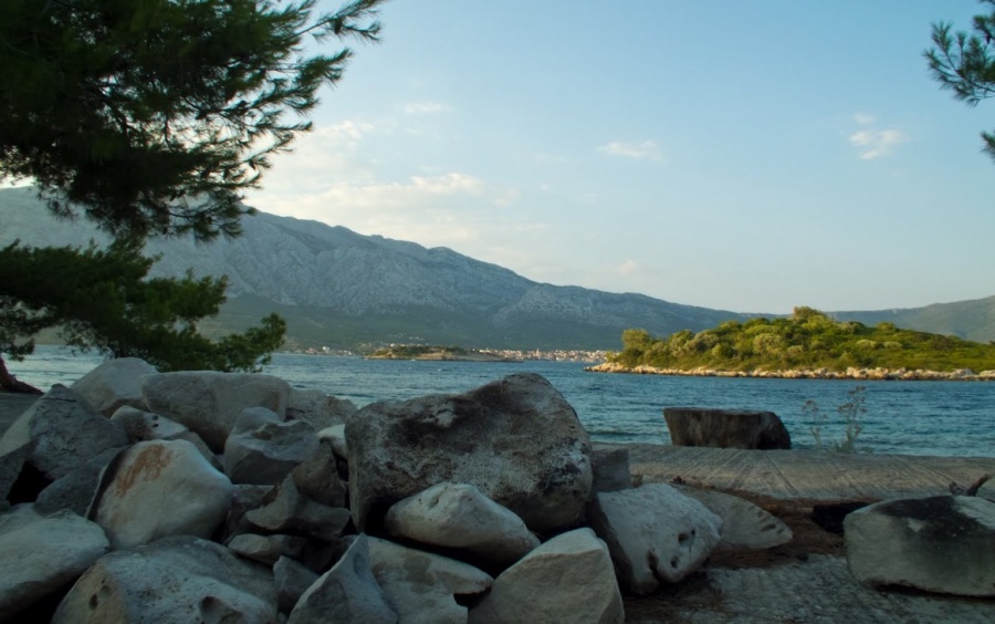 Badija, otok pored Korčule poznat po Franjevačkom samostanu u kojemu možete prespavati i FKK plažama