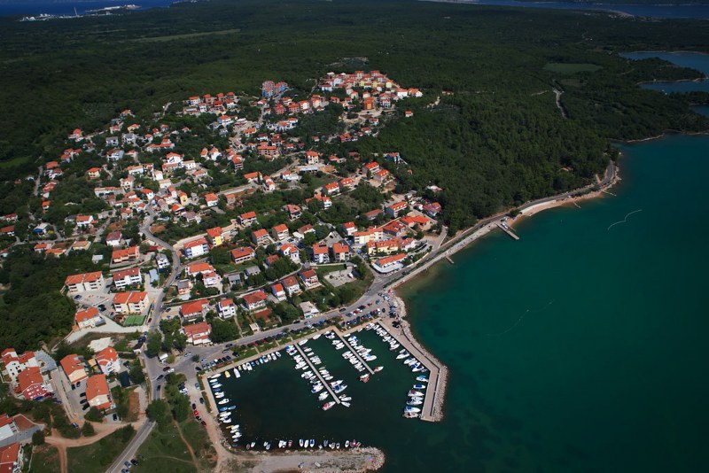 Čižići mjesto sa špiljom Biserujkom