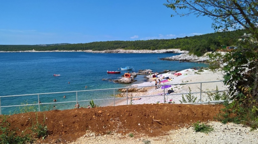 Plaža Babuška u mjestu Koromačno