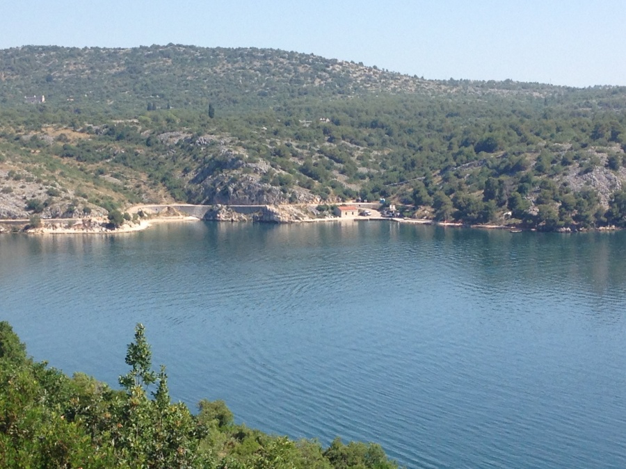 Plaže Zaton "Zvizda" (betonirana, šljunak) i "Šarina draga" (šljunak)